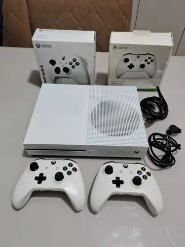 Xbox One S 1TB + 2 controles