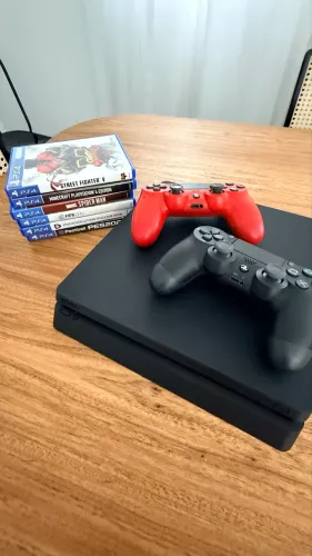 PS4 Slim + 2 Controles e Vários jogos