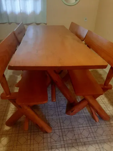 Mesa rústica com espaço para dez pessoas