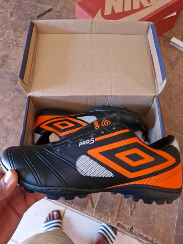 Vendo chuteira da umbro