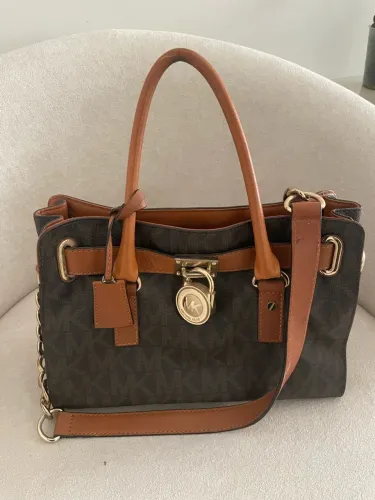 Bolsa monograma cadeado Michael Kors