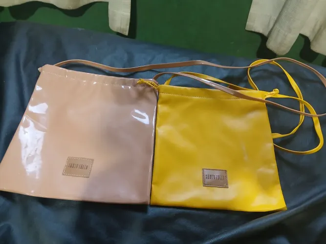 Desapego: Kit 2 Bolsas Transversais Santa Lolla (Originais) med 23x22 alça 55cm 