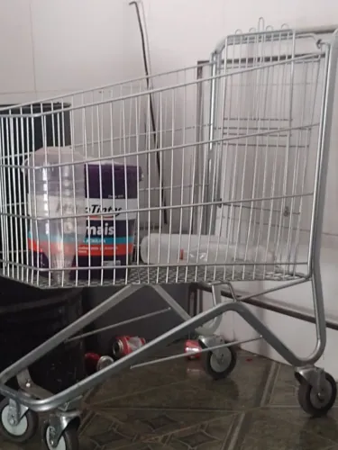 Vendo carrinho de feira super útil ! Motivo da venda era do meus estabelecimento comercial