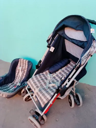 Carrinho de bebê e bebê conforto 