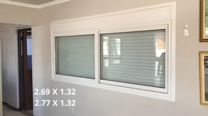 Porta janela PVC com persiana automática 