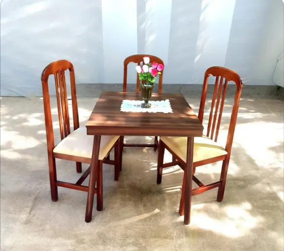 Mesa de Madeira Formicado com 3 Cadeiras em Madeira ? Maciça e Forração Nova na Cor Paste