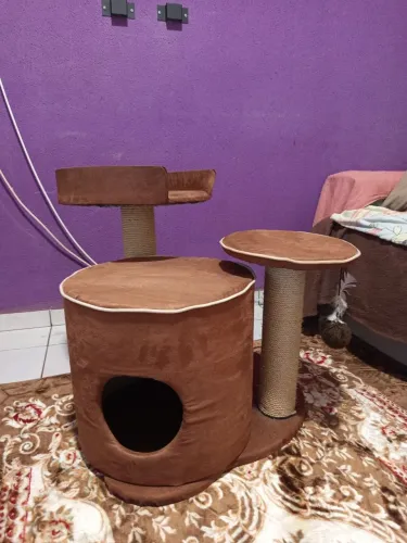 Casinha com arranhador para gatos 