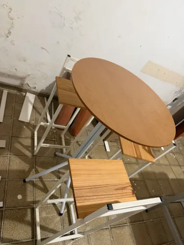 Mesa modelo alta com cadeiras 