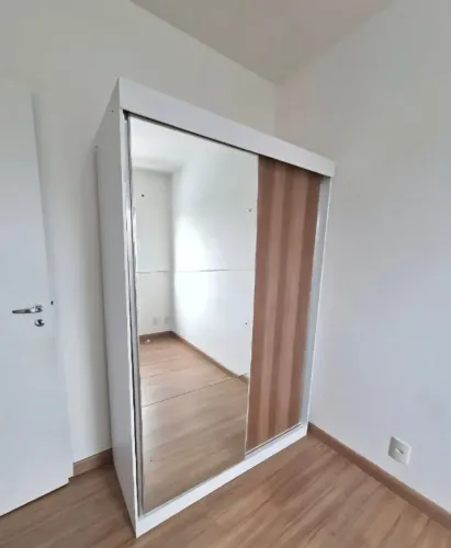 Guarda roupa com espelho - 2 portas de correr e 2 gavetas