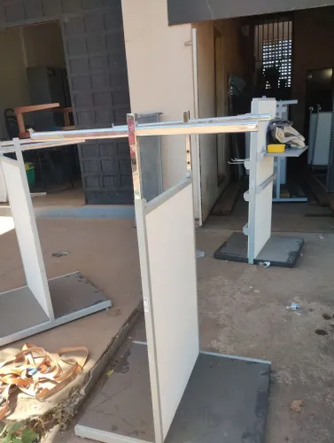 Arara de roupas seminovas