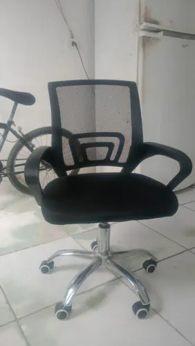 Cadeira de escritório giratória preta.