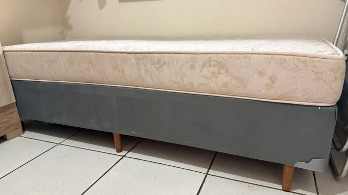 Base box com colchão de solteiro 