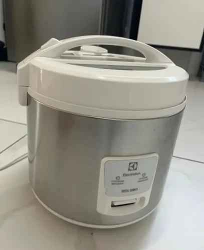 Panela de Aroz elétrica eletrolux nunca usada