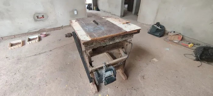 Serra elétrica de mesa.