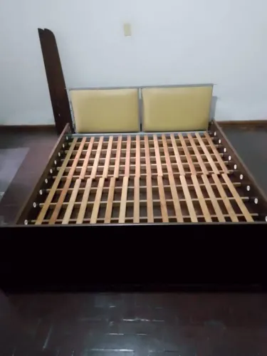 Cama Queen moderna em perfeito estado de conservação