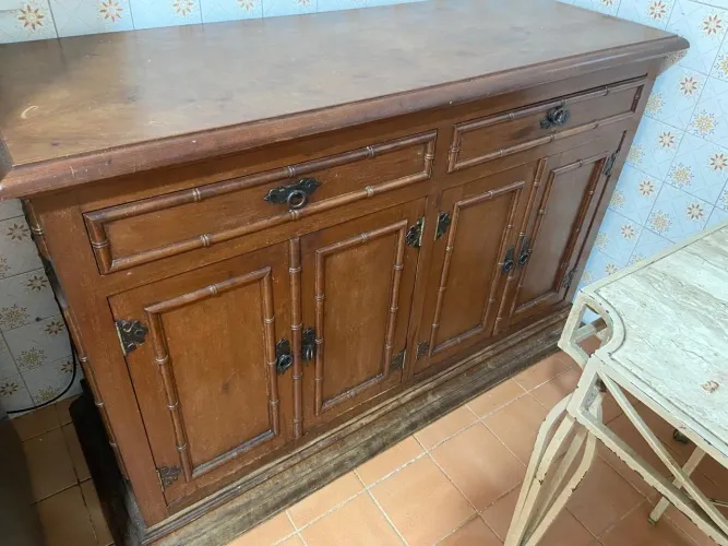 Buffet em madeira maciça em bom estado