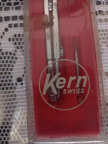 compasso profissional de precisão da marca Kern Swiss, modelo 3157. 