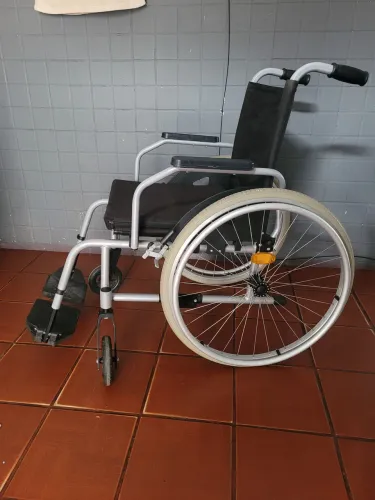 Cadeira de rodas semi nova , pouco usada , em alumínio 