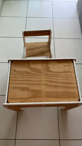 Mesa com cadeira de madeira infantil 