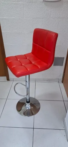 2 Un Banqueta Alta com Encosto Vermelha