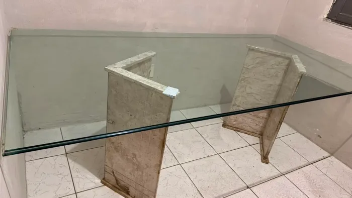 Mesa grande com porte para 8 cadeiras