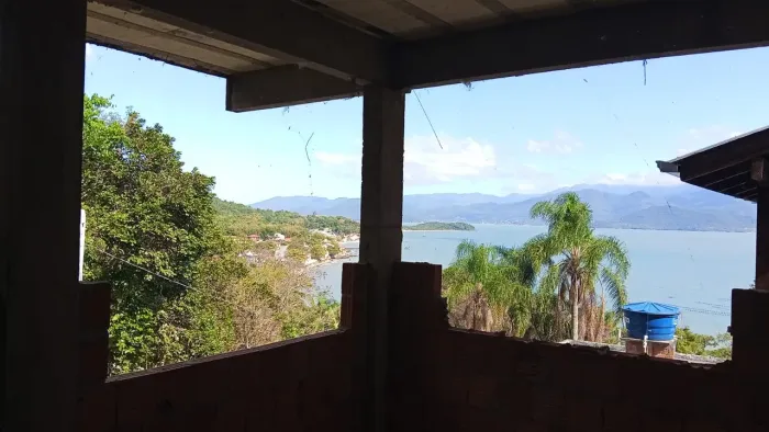 Casa em Construção com Vista Permanente para o Mar na Costeira do Ribeirão da Ilha ?