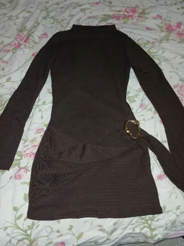 Vestido marrom com presilha dourada, novo, nunca usado