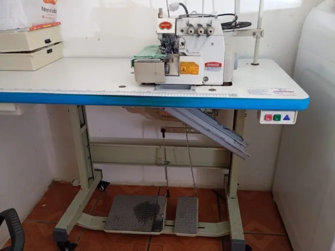 Máquina de costura overloque