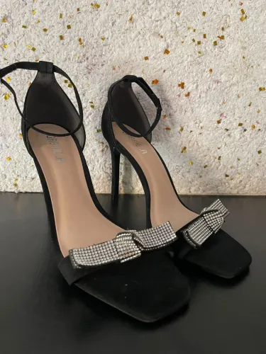 Vendo salto preto com strass<br>Tamanho 38<br>Interessadas, chamar no privado!