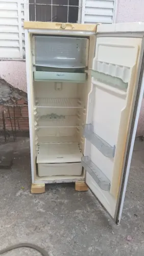 Uma geladeira