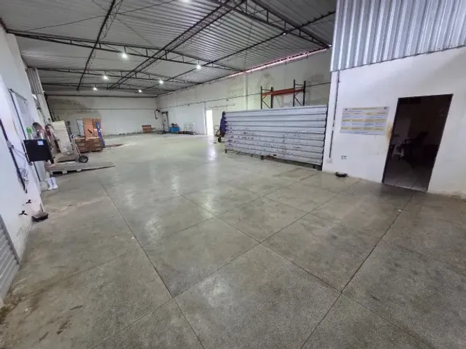 Bayeux - Alugo 02 galpões amplos, com câmara fria, excelente localização.