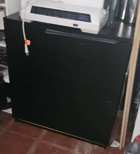 Cômoda preta 4 gavetas. 
