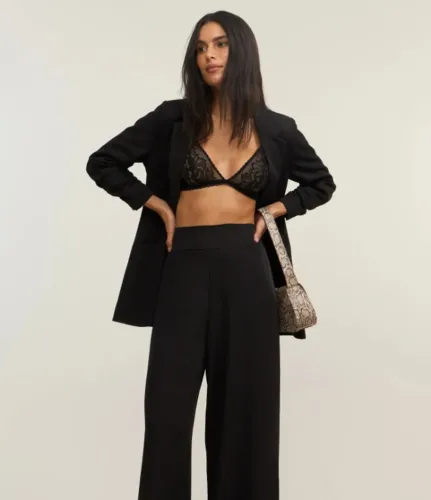 Calça Pantalona em Crepe com Pences Preto, - P e cintura alta, com zíper invisível.