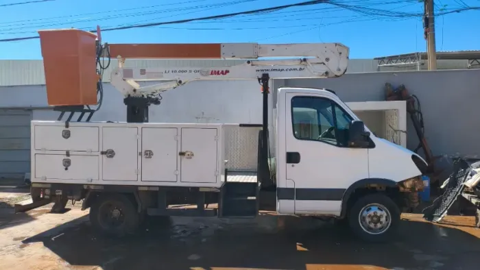 Caminhão Iveco 2011 - Estrutura Boa - Sem Cesto Aéreo - Motor para Fazer