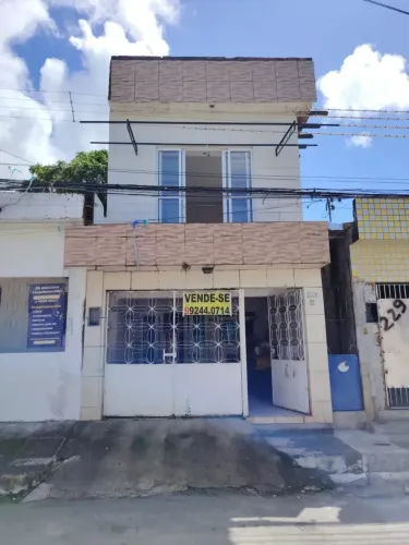 CASA AMPLA NO BARRO COM POTENCIAL DE AMPLIAÇÃO