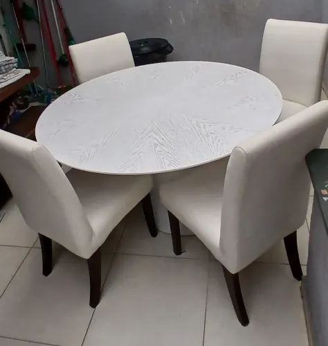 Mesa de Jantar Redonda acompanha 3 cadeiras