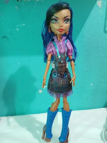 Robbeca steam ( Art class) 2013 monster high
