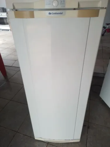 Geladeira de uma porta funciona bem 240 litros