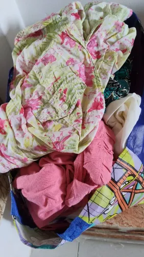 Vendo lotes de roupas de bazar.