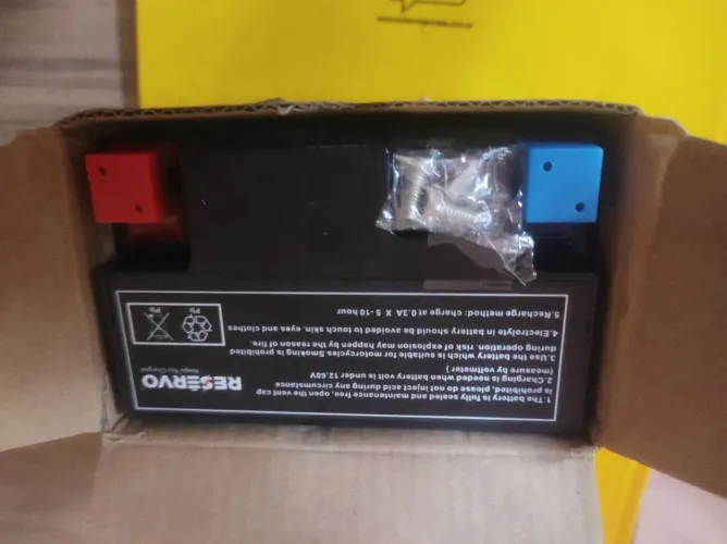 Bateria de moto na caixa