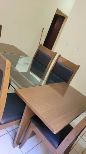 Mesa belíssima com tampo em vidro, acompanha  6 cadeira.
