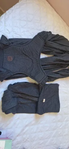 Sling para bebê, já costurado, com faixa para reforçar embaixo. Cinza, 100% algodão.