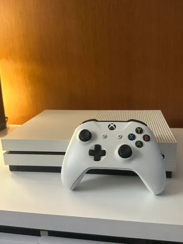 Vende-se Xbox One S de 1TB em perfeitas condições