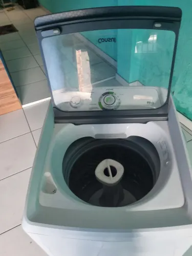 Vendo máquina de lavar roupas consul 11kilos seminova com três meses de garantia.
