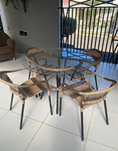 Mesa com 4 cadeiras