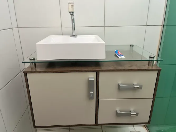 Gabinete de banheiro com Cuba  e torneira 