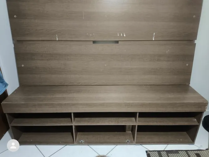 rack com painel Madesa modelo Everest na cor Rustic, projetado para TVs de até 65