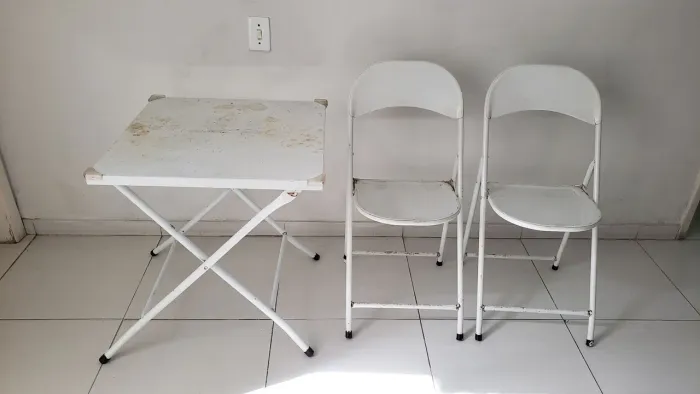 Mesa + 2 cadeiras de aço