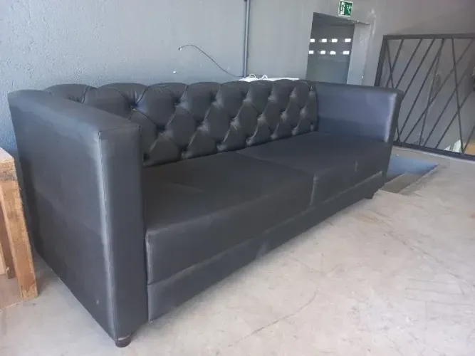 Sofá 3 lugares Preto - Couro imitação