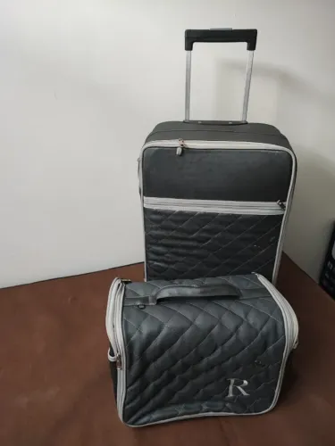 Conjunto de Mala e necessaire cinza unissex. Usada, mas muito conservada